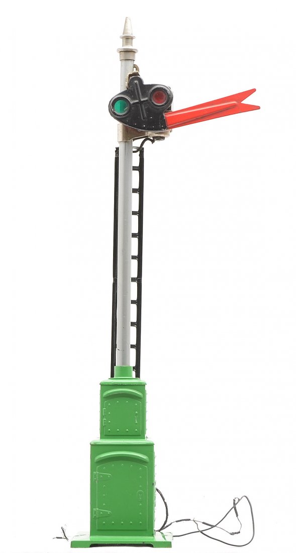 Lionel 82N Semaphore w/45N Green Die Cast Base: Lionel prewar standard gauge 82N semaphore with a 45N green die cast, aluminum pole, black ladder and nickel finial, C7-8.