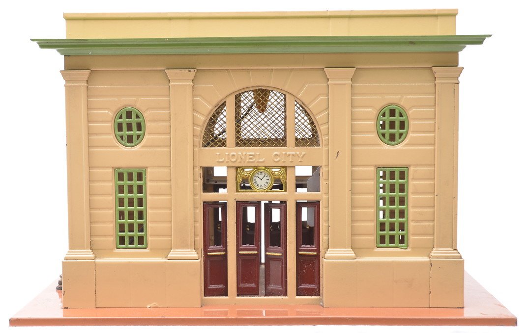 Lionel 112 Illuminated Lionel City Station: Lionel prewar standard gauge 112 illuminated Lionel City station with terra cotta base, cream walls, apple green roof cornice, window inserts and sky light, maroon doors and brass clock inserts in OB.