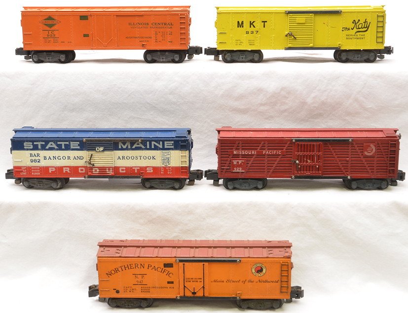 Am Flyer Freight Cars 923 929 937 947 982: American Flyer S gauge freight cars including; 923 Illinois Central refrigerator car, 929 Missouri Pacific stock car, 937 MKT all yellow boxcar, 947 Northern Pacific refrigerator and a 982 BAR boxcar.