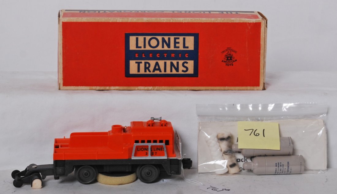 Lionel 3927 track cleaning car in original box w/compon: Postwar Lionel O gauge 3927 track cleaning car in original box with containers, two swabs, instructions sheet, tiny bit of rust starting on rear bar, O/W C8. Box looks C8.