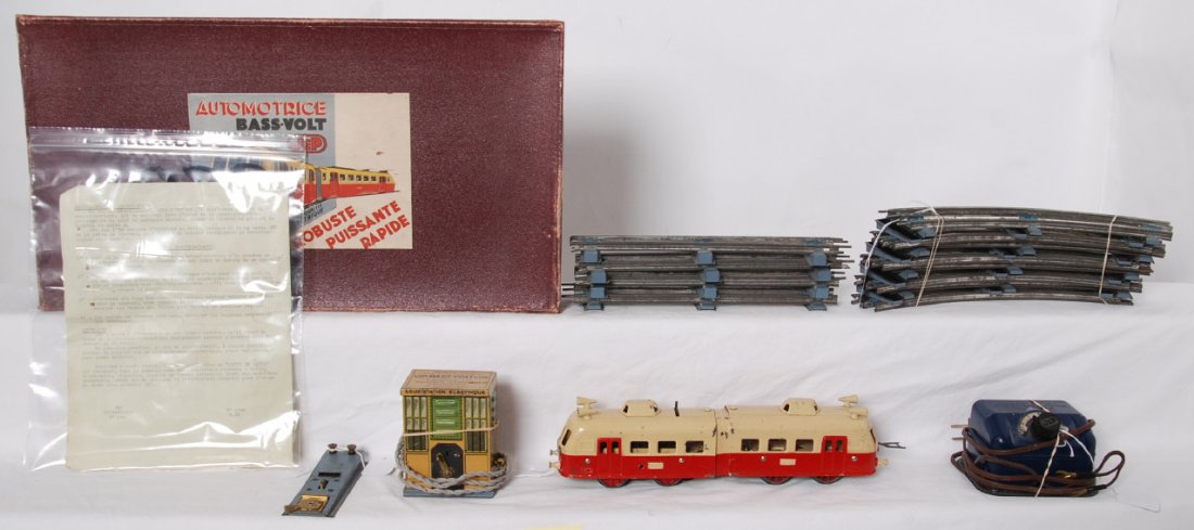 Boxed JEP NORD Flying Hamburger passenger set: Postwar JEP O gauge Automotrice Bass-Volt NORD articulated Flying Hamburger electric passenger train set in original box with dividers in bottom with track and transformers. Loco looks better C6+. Ins