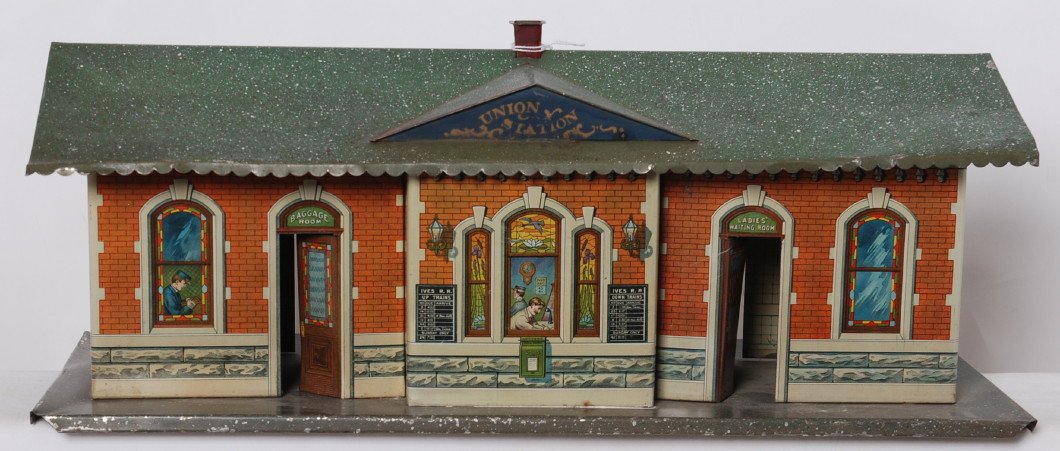 Ives Union Station hand painted and lithographed tinpla: Prewar Ives standard/narrow gauge Union Station, hand painted roof and base with lithographed body, tinplate toy station. Base measures approximately 9-5/8 inches wide, 21 inches long, 8-3/4 inches ta