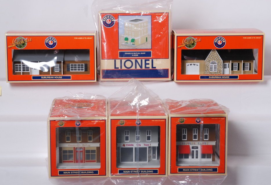 6 Lionelville buildings 34125, 34124, 34129, etc: Lionel modern O gauge Lionelville buildings in OBs. Six total including 24298 bank, 34124 bakery, 34125 CottonÍs Candy, 34129 Kiddie City toy store, 34111 Fieldstone house, and 34109 suburban house. 
