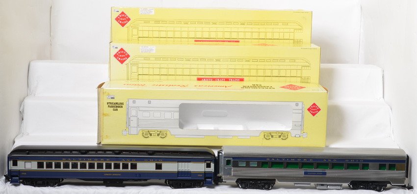 3 Aristo Craft B&O streamlined and heavyweight cars: Aristo Craft modern G scale Baltimore and Ohio passenger cars in OBs. Includes 32302 aluminum streamlined coach, 31602 heavyweight RPO, and 31702 heavyweight combine. Streamlined car is C7-8 with ligh