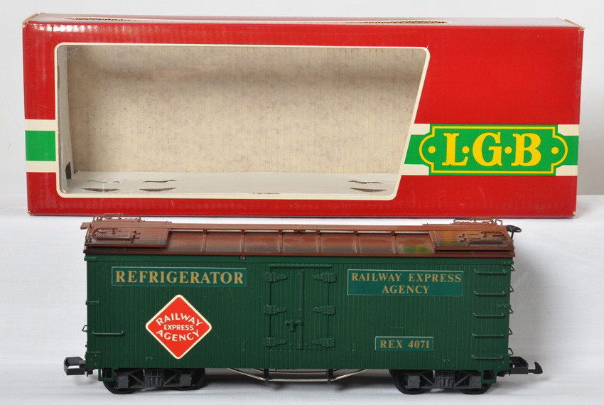 LGB 4071 REA green reefer: LGB modern G scale 4071 green REA reefer in OB. Car is C7-8 with one broken grab iron on the roof. OB has light wear and price sticker on one end.