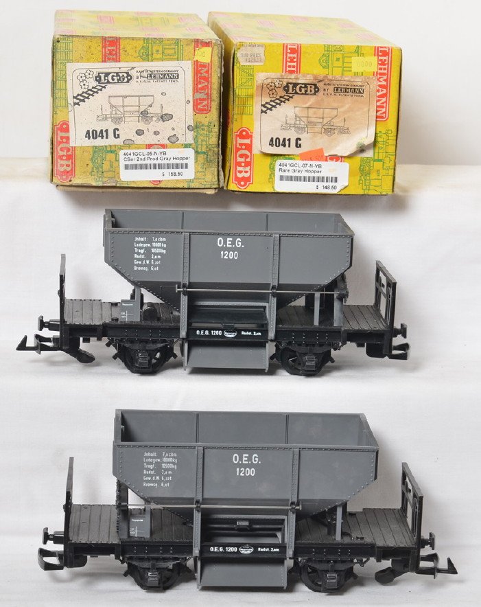 2 tough LGB 4041 G gray hoppers: LGB modern G scale 4041 G gray hoppers in OBs. Two broken steps on each cars, otherwise C7-8. OBs have wear, some staining, and price stickers.