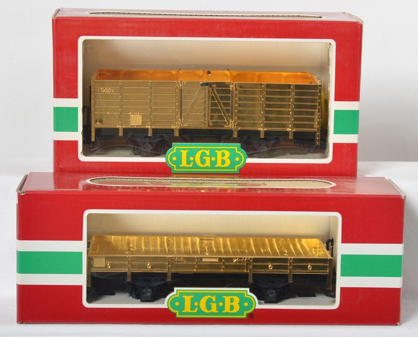 2 LGB gold freight cars 4010 4012: LGB modern G scale gold freight cars in OBs. Includes 4010 low side gondola and 4021 high side gondola. Cars are C8 with run time. OBs do not appear to be correct.
