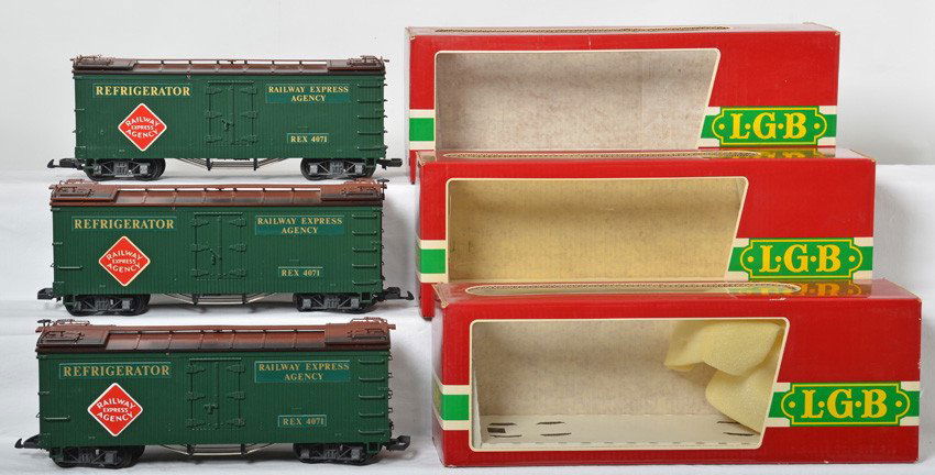 3 LGB 4071 green REA reefers: LGB modern G scale tough REA 4071 green reefers in OBs. Three cars include one with a repaired grab iron and brake wheel. The other two are C8 with run time. OBs have some wear. One has label skinned