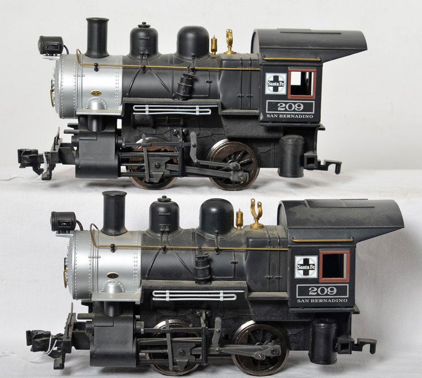 2 Aristo Craft 21209 Santa Fe locos: Aristo Craft modern G scale 21209 Santa Fe 0-4-0 steam locomotives. Both locos missing bells. C7.