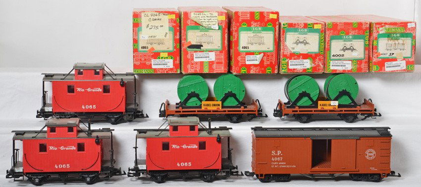 6 LGB freight cars 4065, 4067, 4002: LGB modern G scale freight cars in OBs. Six cars includes three 4065 Rio Grande cabooses, two 4002 flats with cable reels, and 4067 Southern Pacific reefer. Cars are generally C7-8