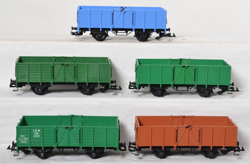 5 LGB and Primus gondolas 40281m 4021, 4020, etc: LGB modern G scale gondolas. Five gondolas include 40281 Primus blue gondola, one 4021 green gondola, 4021 OW green gondola with one bad step, 4021 green gondola, and 4020 brown gondola. Cars are C7 t