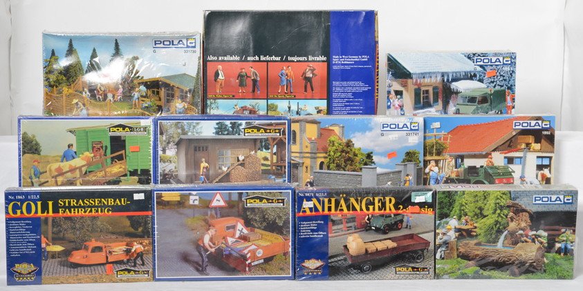 14 LGB Pola building kits 331741, 331708, 1892, etc: LGB / Pola modern G scale kits. Fourteen kits include four 331741 granite wall sets, 331708 poker stand, 1891 snow plow, 331730 fence set, two 1892 Unimog cars, 1862 utility vehicle, 1761 sign set, 98