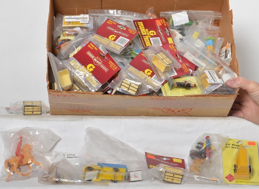 200+ G scale figures Aristo Craft, Bachmann, Elita: Huge group of G scale figures. Mostly Aristo Craft, some Bachmann, a few Elita and SchneiderÕs. Includes 172 boxed and 60+ un-boxed. Mostly new old stock. Would estimate about $1,400 in retail prices