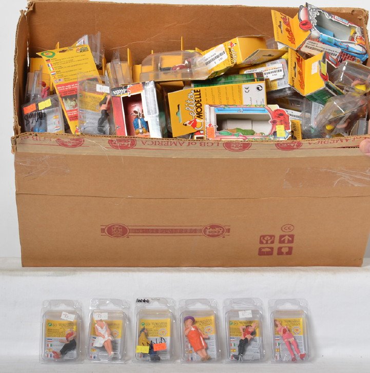 129 Elita G scale model figures: Modern G scale painted figures from Elita. One hundred and twenty nine figures. All new old stock. See photos for best description.