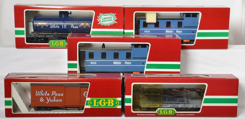 6 LGB White Pass freight cars 4167, 44600, 4071, 4080: LGB modern G scale freight cars in OBs. Six cars White Pass cars include 44600 flat car two pack, 4167 boxcar, two 4071 cabooses, and 4080 tank car. Cars are generally C8. OBs have a few price sticker