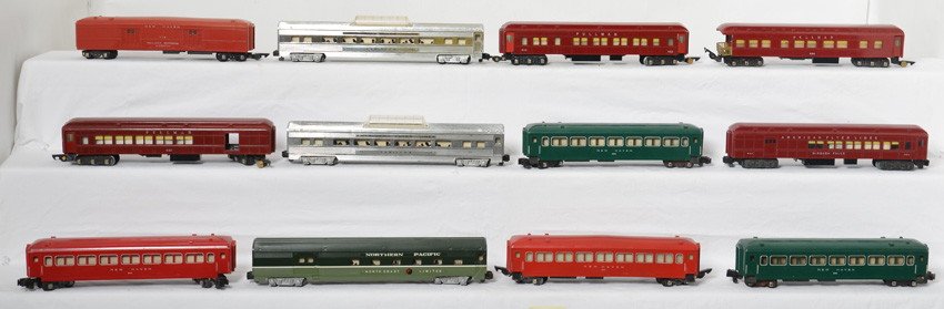 19 American Flyer passenger cars 962, 900, 718, 650, et: American Flyer postwar S gauge passenger cars. Nineteen cars include 962, 962, 900, 718, 650, 650, 653, 652, 953, 650, 651 badly warped, 651, 650, 654, operating 732, 24055, 24030, nicer 24050 red com