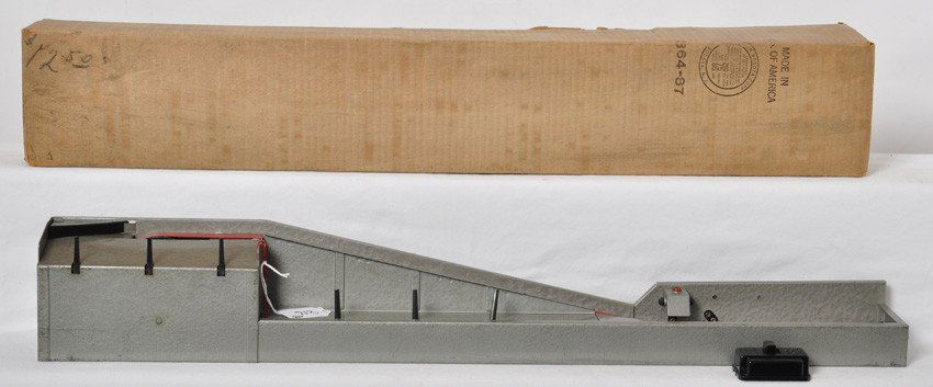 Lionel 364 lumber loader in OB w/364C: Postwar Lionel O gauge 364 lumber loader in original box with 364C control switch, couple small touchups, C6. Box is C7+.