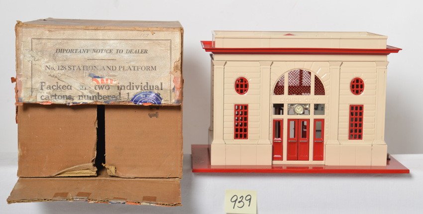 Lionel 113 station w/auto stop in OB w/unusual label: Prewar Lionel standard and O gauge 113 train station with automatic train control, C8. Box looks C7-8 with unusual 128 label pasted over 113 label and a couple small pieces of clear tape.