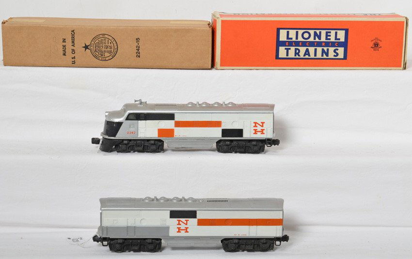 Lionel 2242 New Haven EMD F3 A-B units in OB: Postwar Lionel O gauge 2242 New Haven EMD F3 diesel A-B locomotive units in original boxes, C6-7. Powered unit has clean battery compartment. C box looks C8+ and P box looks C8-9 opened at both ends.