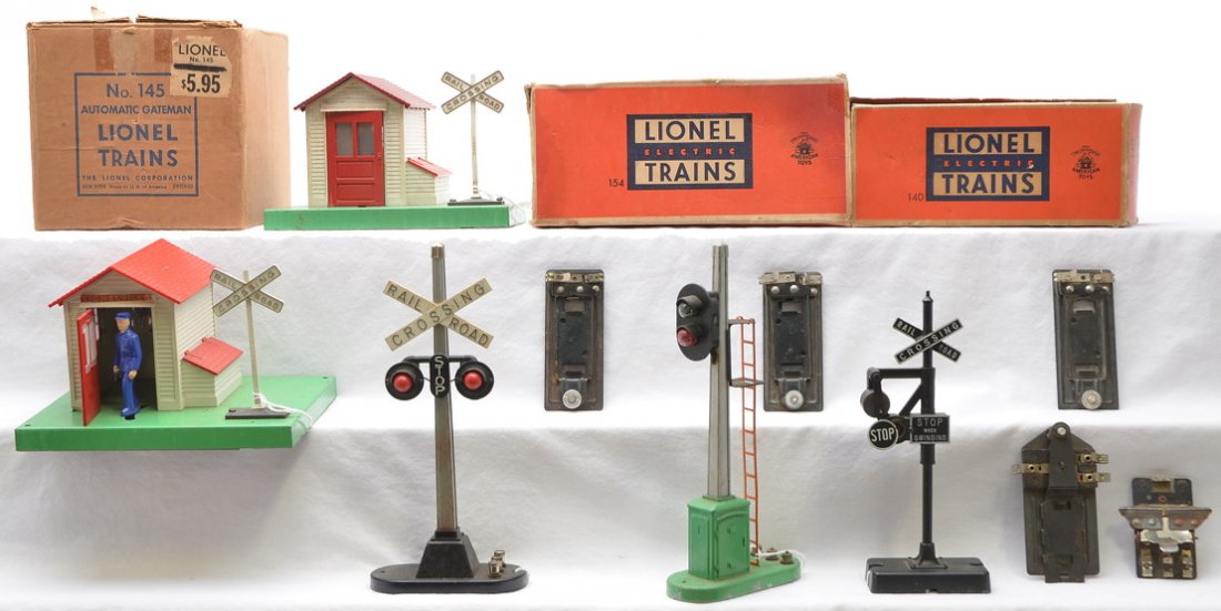 Lionel 153 154 140 Signals 2-145 Auto. Gateman: Lionel postwar accessories; 153 automatic block signal with a 153C contactor, 154 automatic road crossing signal, 140 banjo signal with a 145C contactor and two 145 automatic gateman with 145C contact