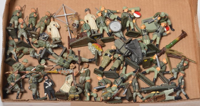 Very large grouping of Lineol German troops, key: Very large and very nice grouping of Lineol German troops, officers, dog, nurse, wounded soldiers, stretcher bears, soldier on stretcher, radio operator, signal light operator, long range field glasse