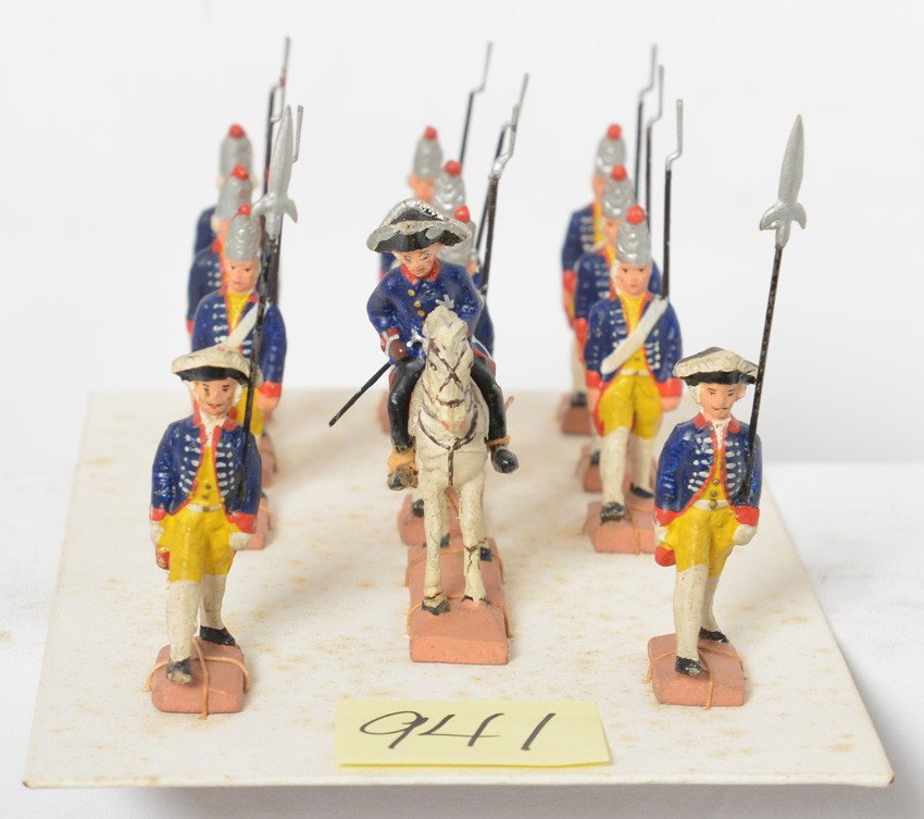 Lineol British American Revolutionary soldiers: Nice vintage display of Lineol composition toy British American Revolutionary soldiers with mounted officer and lancers. Soldiers look C8-10.