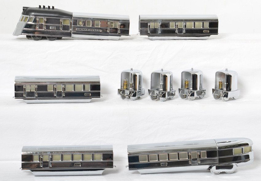 American Flyer Flying Yankee articulated streamline: Prewar Lionel O gauge Flying Yankee articulated streamline diesel locomotive with 616 powered unit, three 617 coaches, and 618 observation car. Trains have been very nicely or professionally restored