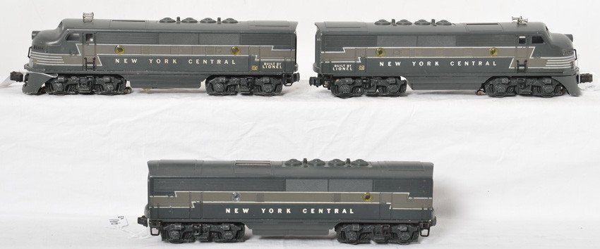 Lionel 2344 New York Central F3 A-B-A diesel locos: Postwar Lionel O gauge 2344 New York Central EMD F3a twin diesel locomotives with an unnumbered EMD F3b diesel unit, trains have original porthole lens and screened roof vents. Trains look C7 with sma