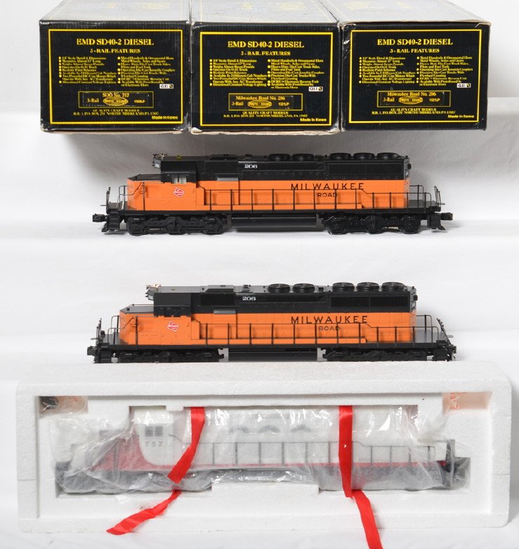 3 Weaver SD40-2 locos Soo and Milwaukee Road with Proto: Weaver modern O gauge SD40-2 diesel locomotives in OBs. Three locos include 1320LP Soo factory wrapped, and two 1321LP Milwaukee Road C8-9 with light run time. All three locos feature Protosounds and 