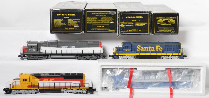 4 Weaver locomotives C-628, SD40-2, C-630, U25B: Weaver modern O gauge diesel locomotives in OBs. Four locos include Alco C-628 Conrail 6748 factory wrapped, Santa Fe merger 5093 SD40-2 with one loose number board, Southern Pacific Alco C-630 7802, 