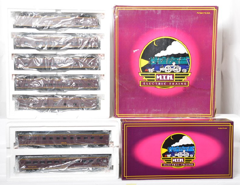 MTH N&W 5 car pass set and 2 car add on: MTH modern O gauge 20-6514 Norfolk and Western 5 car passenger set and 20-6614 Sleeper and Diner add on set both in OBs. . Cars are C8 with very light run time. Large set box has some moisture damage 