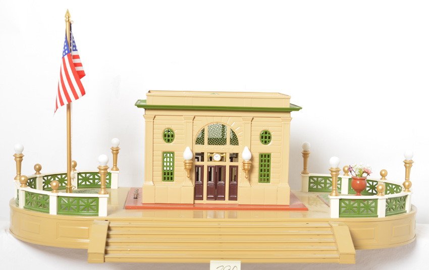 Lionel tinplate terrace and station 34119 34118: Lionel modern O gauge / standard gauge tinplate 34118 and 34119 terrace and station. These are painted in the early version and are C8 condition with some shelf dust. OBs included with some light shel