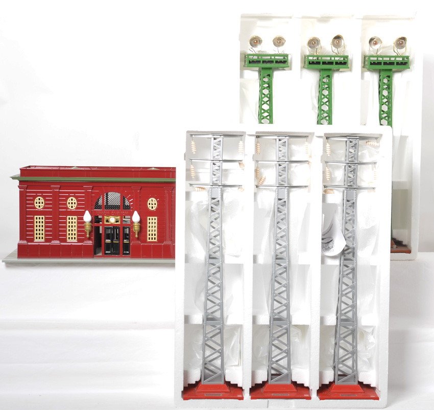 MTH tinplate 116, 92, and 94 accessories: MTH modern standard gauge tinplate accessories including 10-4055 red and green 116 station, 1044 No. 92 floodlight set, and 10-1043 No. 94 Hi Tension tower set. Items are C8 with some shelf dust and s