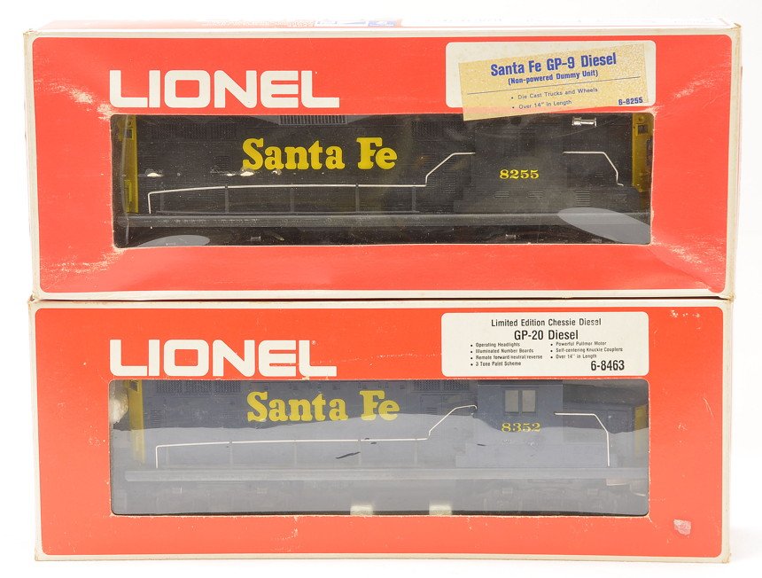 Lionel 8352 SF GP20 A 8255 SF GP9 Dummy: Lionel 8352 Santa Fe GP20 power unit in an incorrect OB, C7. Also included is a 8255 Santa Fe GP9 dummy unit in OB, C9.
