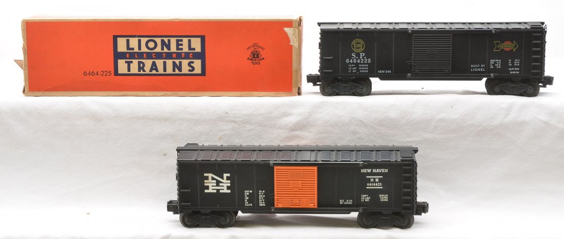 Lionel 6464-225 SP Boxcar 6464-425 NH Boxcar: Lionel postwar 6464-225 Southern Pacific type II boxcar in OB and a 6464-425 New Haven type IIb boxcar, C7-8. The box is missing one end flap an interior flap on one end.