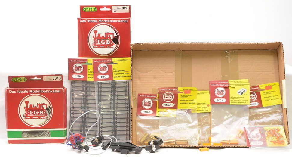 LGB 2-1150 3-5026 4-1001 5013/1 5016 5123 5013: LGB G scale 1052 permanent uncoupler, two 1150 track section clips, three 5026 isolating rail joiners, one without packaging, four 1000/1 brass rail joiners, 5013/1 press cable connectors, six 5016 cu