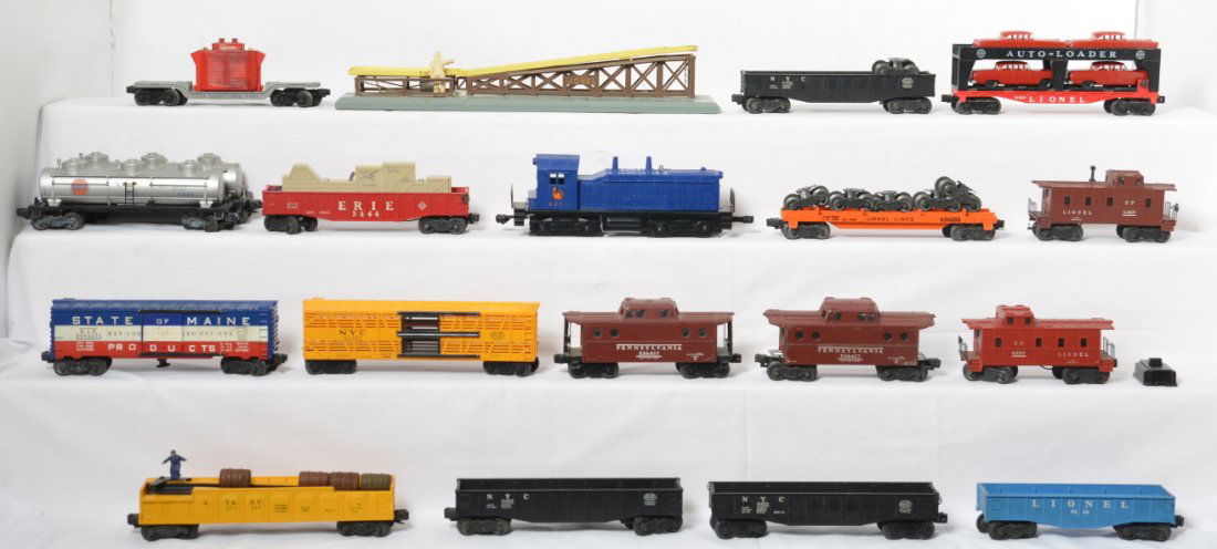 Lionel postwar loco, cars and accessory 621, 3444,: Lionel Postwar O gauge locomotive, cars and accessory. Includes 621 Jersey Central switcher with broken front screw hole, 6356 New York Central stock car, 3494-275 Bangor and Aroostook State of Maine