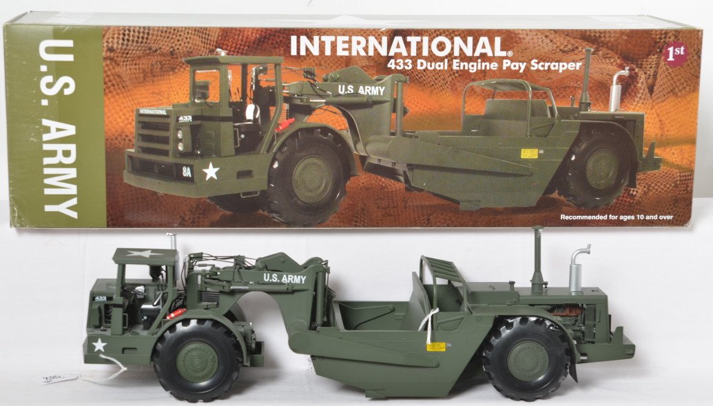 First Gear 79-0185 U.S. Army Intl. 433 pay scraper in: First Gear 79-0185 U.S. Army International 433 Dual Engine Pay Scraper in original box. Some styrofoam is stuck to tires, otherwise C9 area. Box shows a little very light wear.