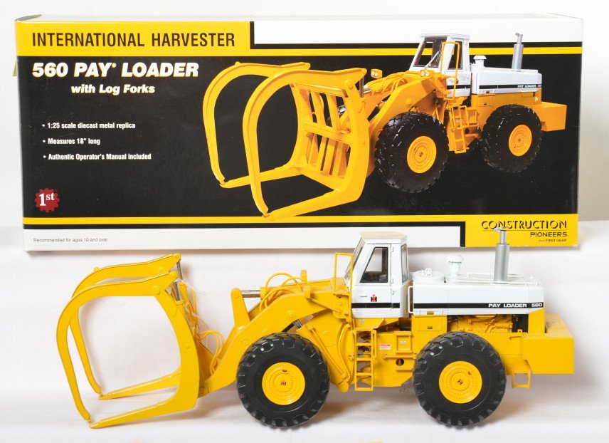 First Gear 40-0121 I.H. 560 Pay Loader with log forks: First Gear Construction Pioneers 1:25th scale diecast 40-0121 International Harvester 560 Pay Loader with Log Forks in original box. Hairline in cab roof, otherwise displayed C8 area.