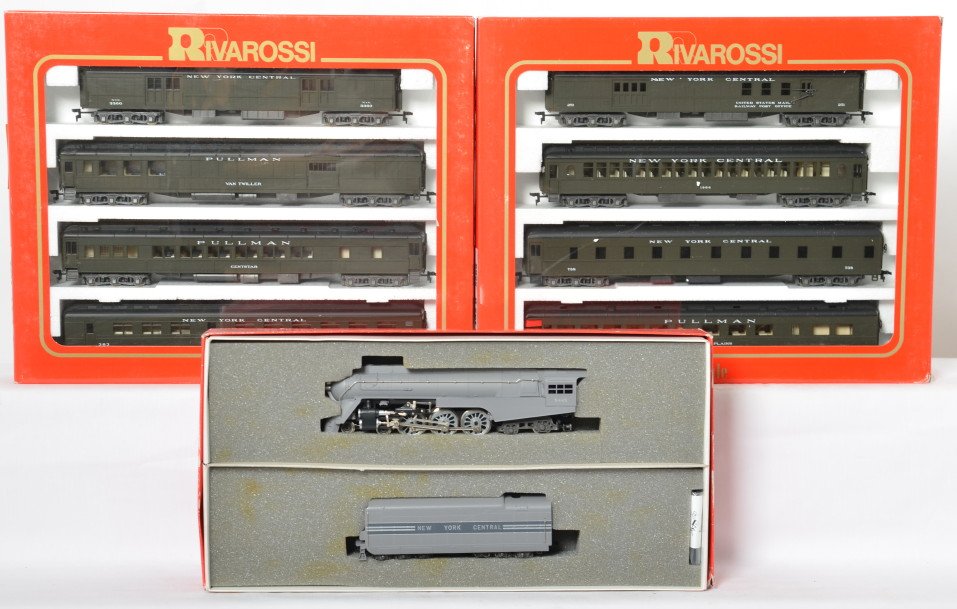 Rivarossi HO NYC Dreyfuss and passenger cars: Rivarossi modern HO New York Central Dreyfuss Hudson and passenger cars. Includes 1588 loco and 6924, 6925 four car passenger sets. Trains are C9-10.