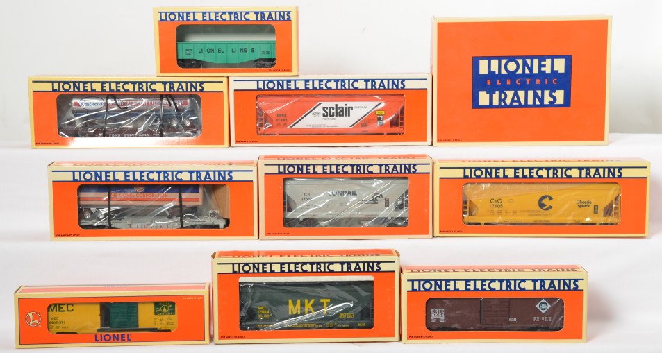 10 Lionel freight cars 16924, 29203, 17105, 19815: Lionel modern O gauge freight cars in OB. Ten freight cars include 52083 Eastwood flat with tanker, 16924 Lionel Corp trailer on flat, 17002 Conrail hopper, 17004 MKT hopper, 29203 Maine Central boxca