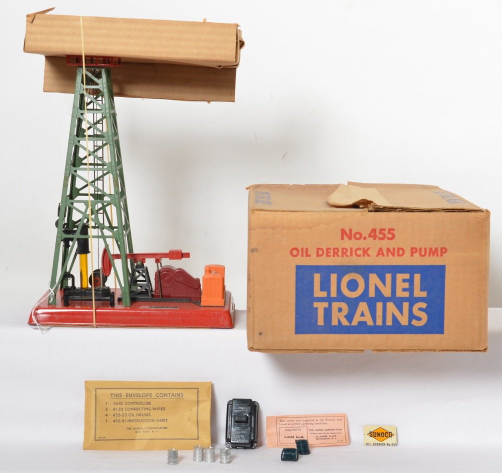Red top Lionel 455 oil derrick and pumper in OB: Postwar Lionel O gauge 455 oil derrick and pumper in original box with both inserts and components in envelope. Minor surface rust on ladder, some old tape residue on superstructure with some paint lo