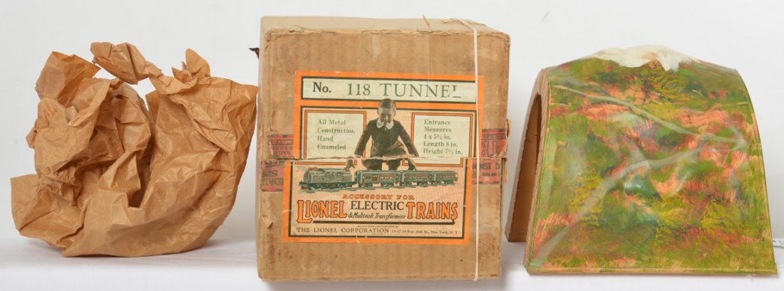 Lionel No. 118 tunnel in original box, O gauge: Prewar Lionel O gauge No. 118 tunnel in original box, super clean C7-8. Box has an outer flap with inner clear tape repair and a small tear/puncture to a corner. Box is super square and solid. Include
