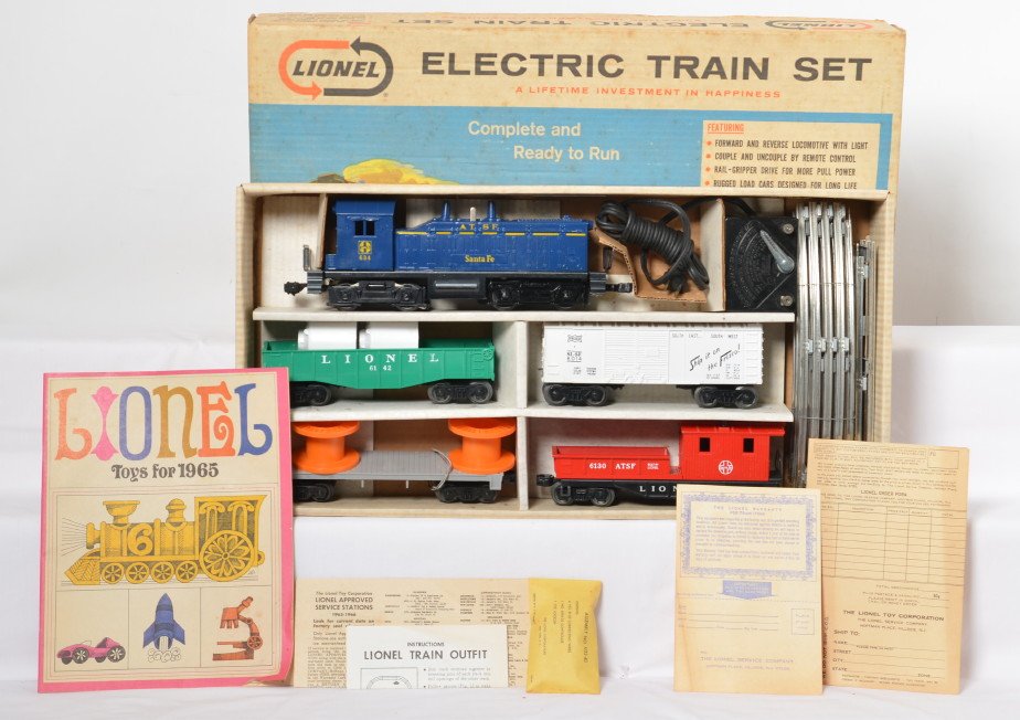 Lionel 11530 5 unit diesel freight set in OB: Postwar Lionel O gauge 11530 5 unit diesel freight set in original box with 634 ATSF Santa Fe NW-2 diesel switcher, 6142 gondola with two white canisters, 6014 Frisco boxcar, unnumbered gray flatcar w