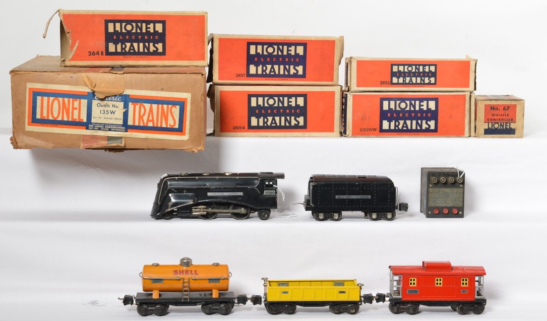 Lionel 135W boxed set 264E with freights, prewar: Lionel prewar O gauge boxed set 135W includes a complete set box with a good label, some edge wear. Trains included in the set are a black 264E, 2225W tender, 2652 yellow gondola, 2654 Shell tank car