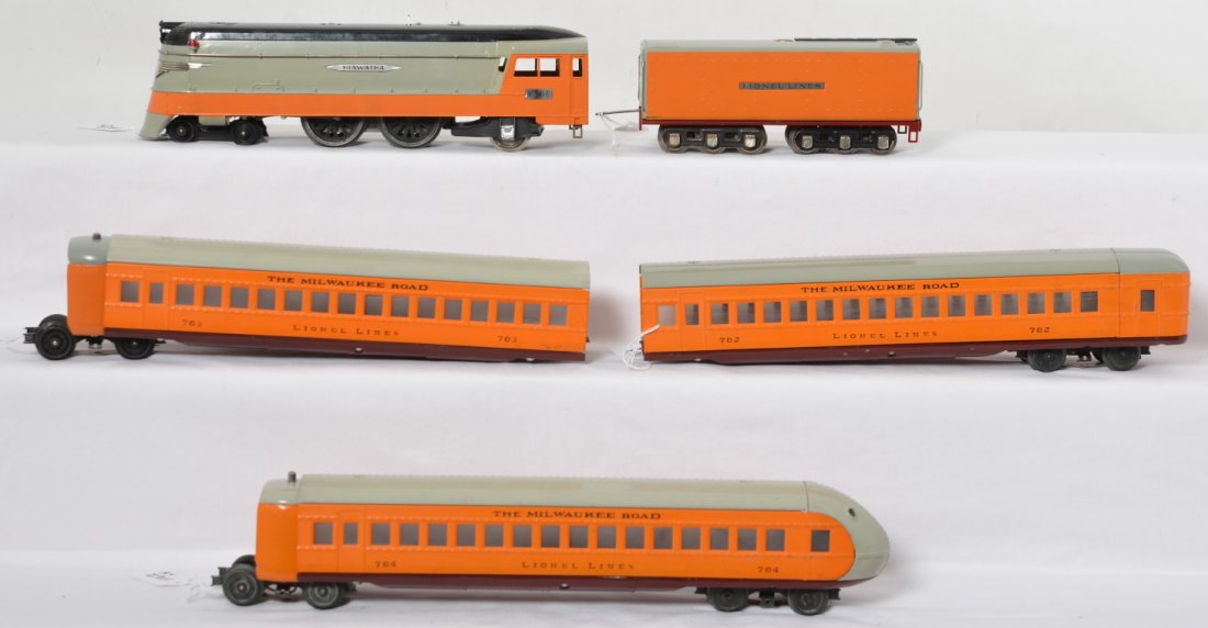 Lionel 250-E Milwaukee Road Hiawatha passenger train: Prewar Lionel O gauge 250-E steam locomotive and tender with 782 combine, 783 coach, and 784 observation with two vestibules. The Milwaukee Road Hiawatha three unit passenger train looks restored C7-8