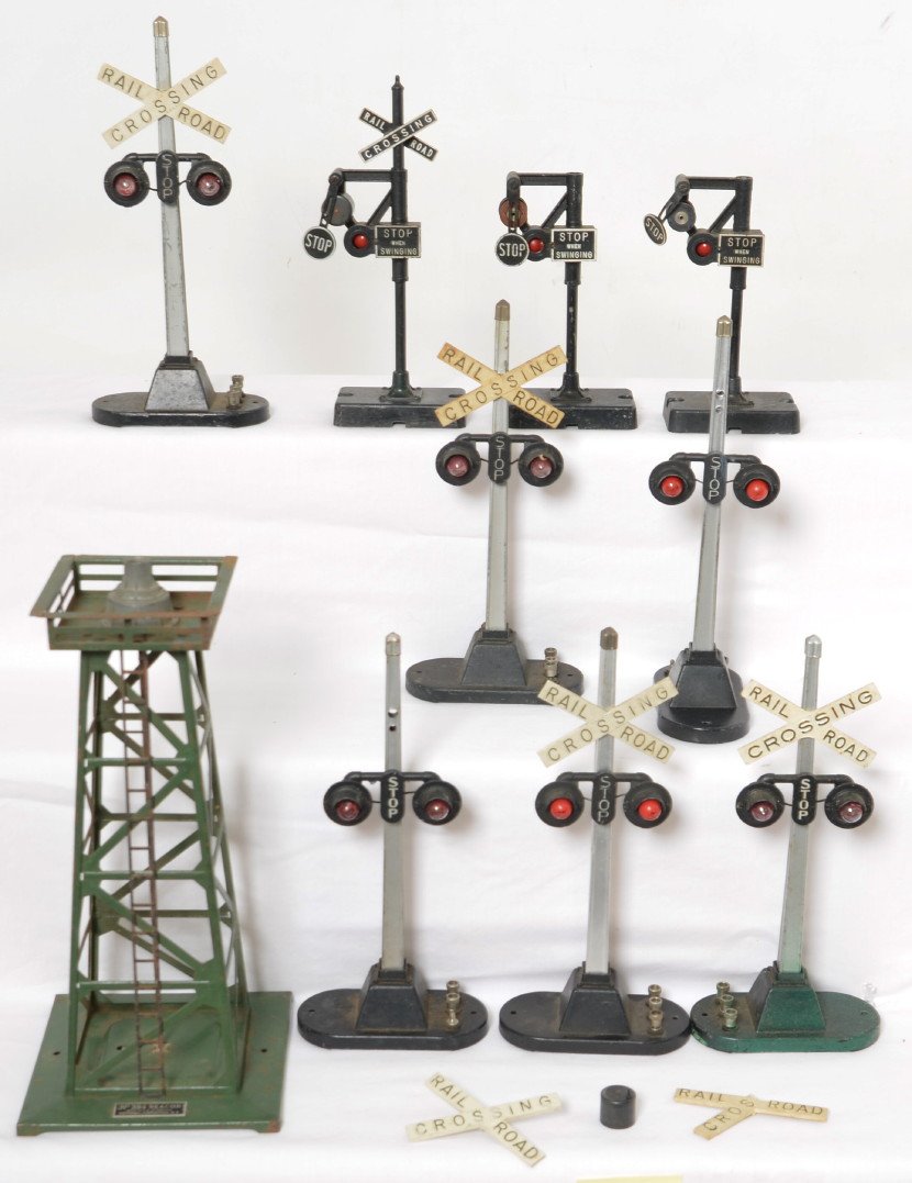 Lionel 394, 154 x6, 140 x3: Postwar Lionel O gauge 394 beacon, six 154 crossing signals, and three 140 banjo signals. Items are parts and pieces, sold as is shown in our photos with no returns.
