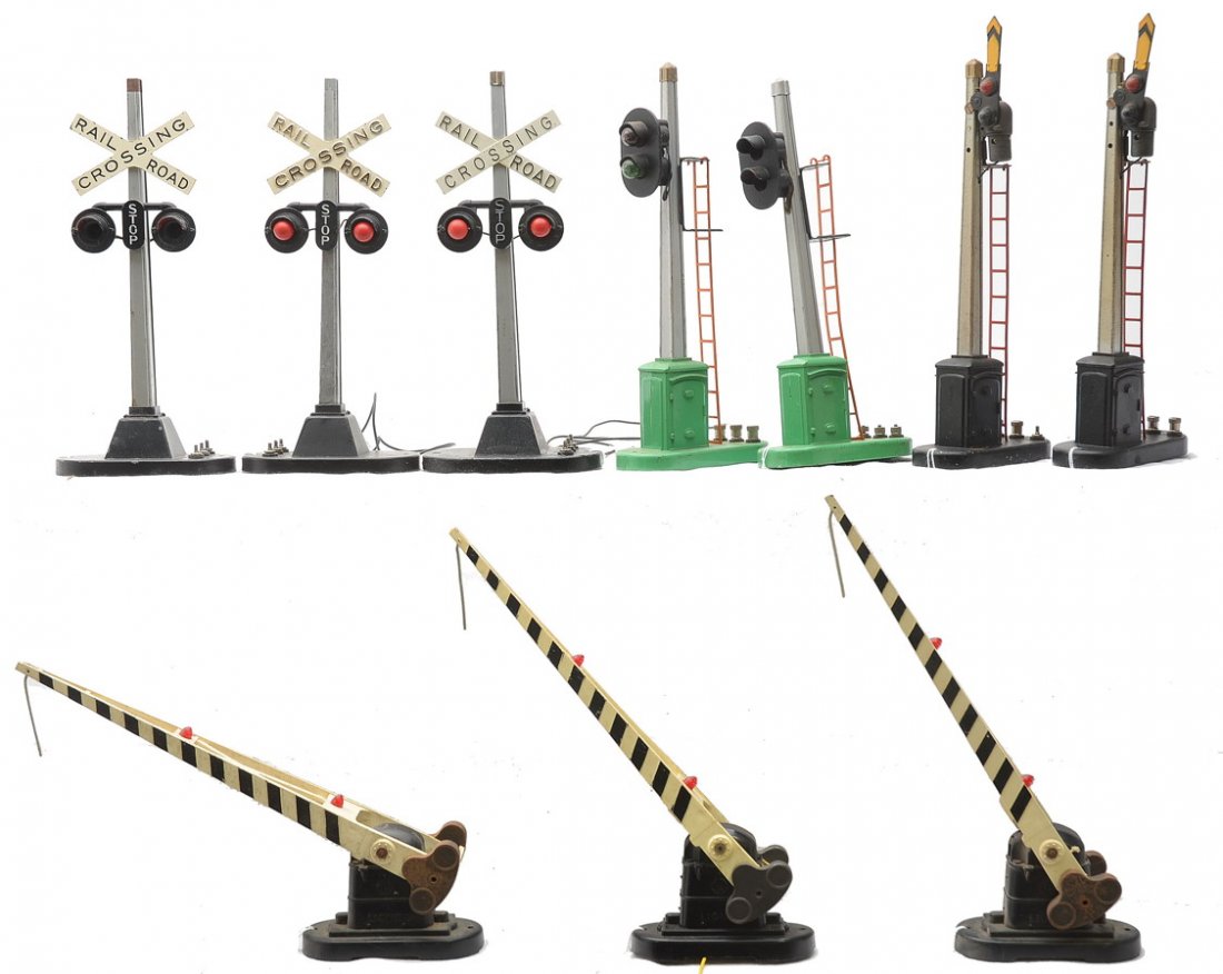 Lionel Accessories 2-153 2-151 3-154 3-252: Lionel postwar accessories including; two 153 block signals, two 151 automatic semaphores, three 154 automatic highway signals and three 252 crossing gates. Please view photo to verify selection and c