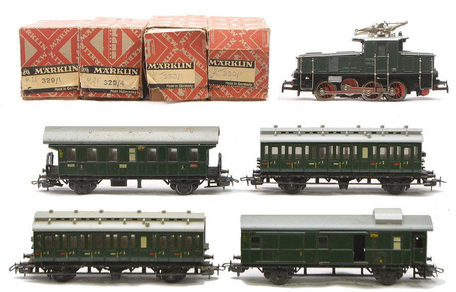 Marklin HO Pass 3001 329/4 330/1 /330/1 329/1: Marklin HO gauge green and gray passenger set containing; 3001 green electric 0-6-0 switching engine with silver roof marked CE800 on one side and E6302 on the other side and 329/4 baggage, two 330/1