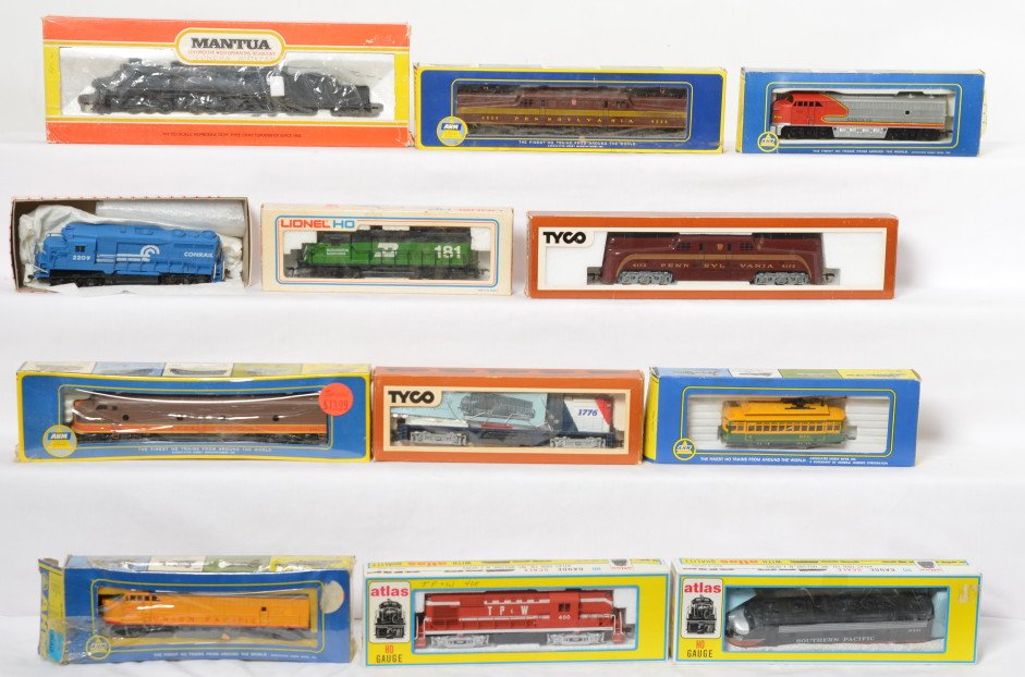 12 HO locomotives AHM, Mantua, Tyco, etc: Twelve modern HO locomotives in OBs. Includes 5 AHM, two Tyco, two Atlas, one Lionel, one Mantua, and an unknown Conrail. See photos for best description. Locos are C7 to C8.